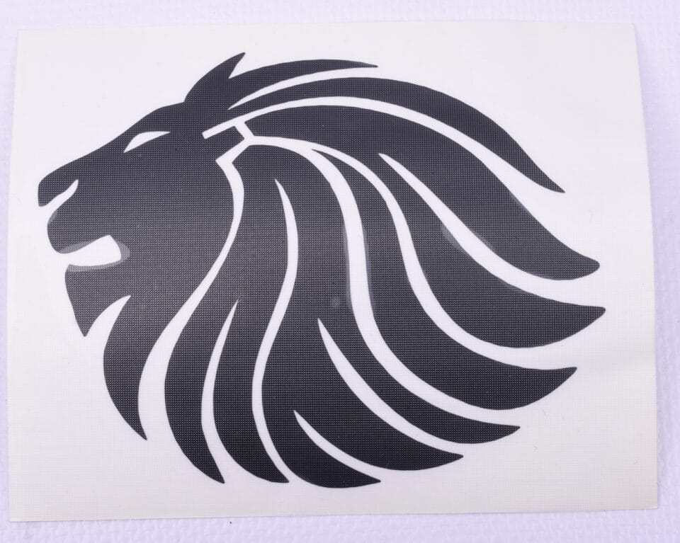 98.072400 STICKER LION 9CM ZWART TRIBEL